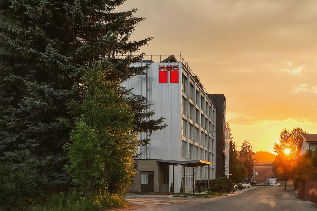 Hotel Double Red Cars Museum Brezno Buitenkant foto