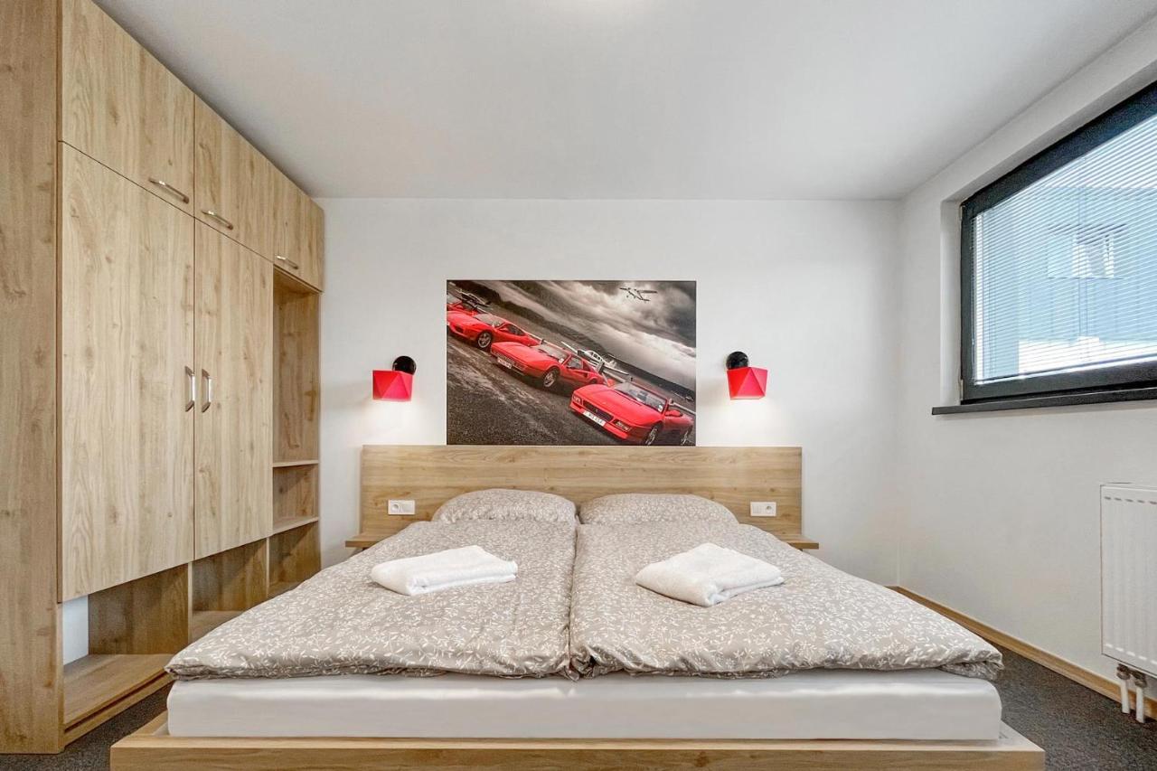 Hotel Double Red Cars Museum Brezno Buitenkant foto