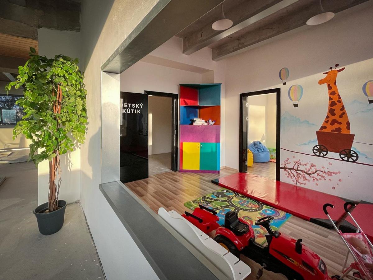 Hotel Double Red Cars Museum Brezno Buitenkant foto