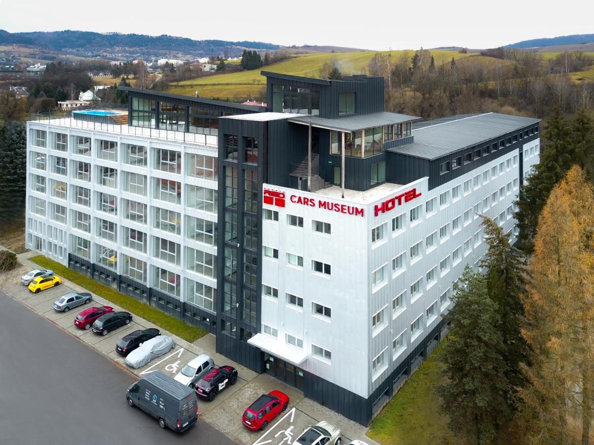 Hotel Double Red Cars Museum Brezno Buitenkant foto
