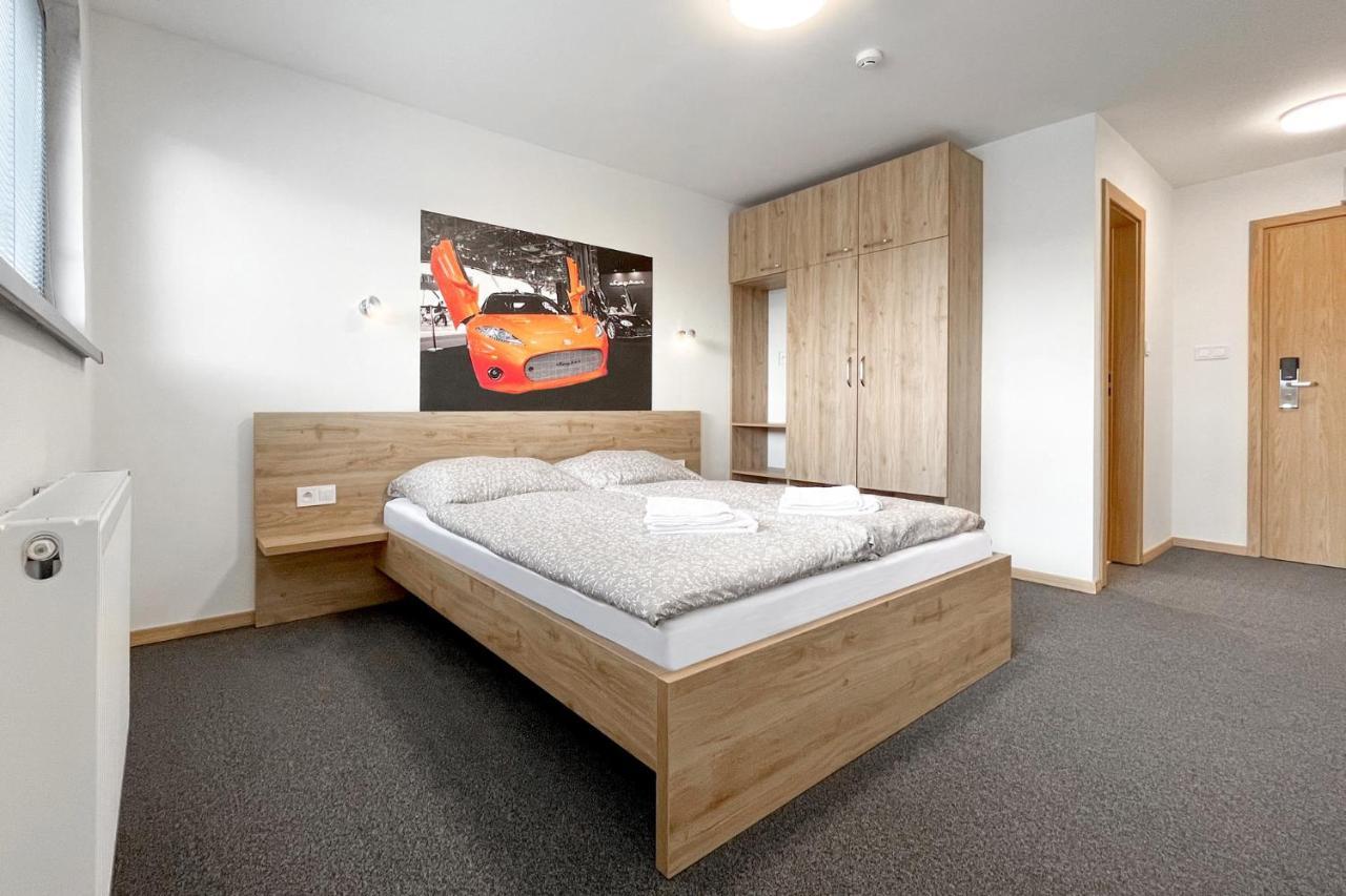 Hotel Double Red Cars Museum Brezno Buitenkant foto